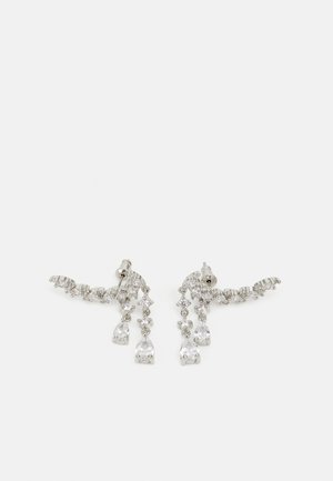 Pendientes de tono plateado con un diseño en cascada que presenta piedras preciosas transparentes decorativas, incluyendo formas de lágrima y enlaces intrincados.