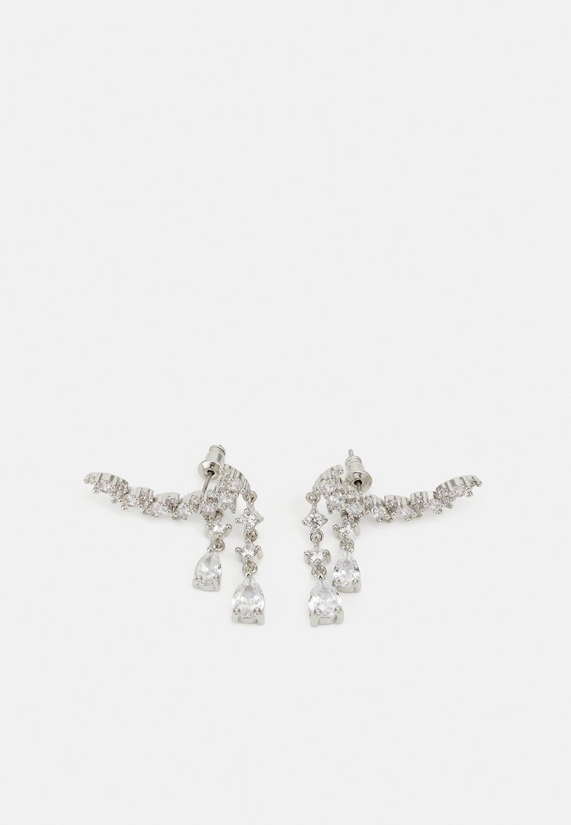 Hõbedased kõrvarõngad, millel on voolav disain, kaunistatud selgete kalliskividega, sealhulgas pisarakujuliste ning keerukate linkidega.