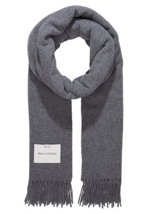 Grå uldhalstørklæde med frynser i enderne og en hvid etiket med teksten "Marc O'Polo", foldet i en løs løkke på en hvid baggrund.