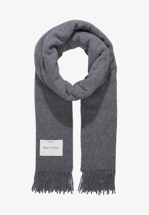 Bufanda de lana gris con extremos con flecos y una etiqueta blanca que dice "Marc O'Polo", doblada en un lazo suelto sobre un fondo blanco.