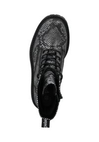 Stivale con motivo di pelle di serpente nero e grigio, con lacci neri, punta tonda e un tab in tessuto sul retro con testo bianco.