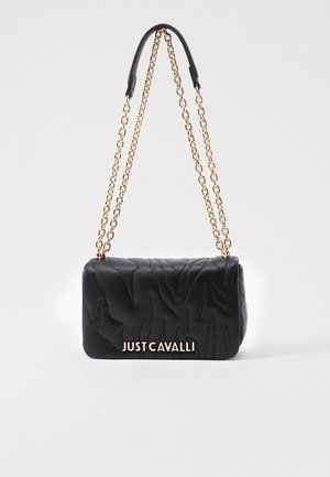 Sac à main en cuir noir avec surface texturée, anses en chaîne dorée, comportant le logo "JUST CAVALLI" en doré sur le devant. Forme rectangulaire compacte.