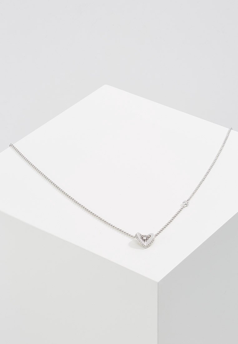 Collier délicat en chaîne d'argent avec un petit pendentif en forme de cœur présentant un groupe de toutes petites pierres précieuses transparentes.