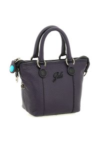 Piccola borsa a mano di un viola scuro con una texture, due manici, una cerniera in argento, anelli metallici e un bottone circolare blu sul lato.