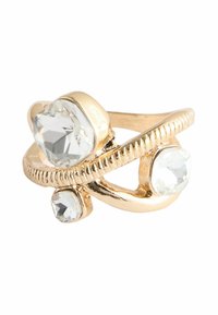 Guldtonet ring med tre klare, facetterede sten i forskellige størrelser, med en snoet ringefuld og rillet detaljer langs skaftet.