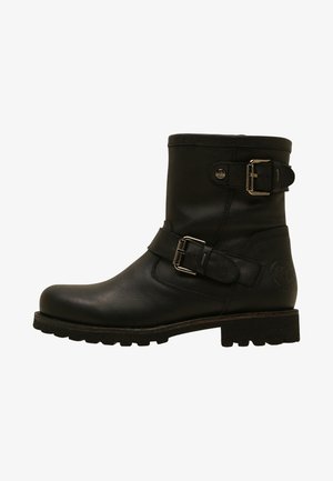 Schwarze Leder-Ankle-Boots mit einem leichten Absatz, ausgestattet mit einem verstellbaren Schnallenriemen und einer strukturierten Gummisohle. Glatte Oberfläche, rundes Zehen-Design.