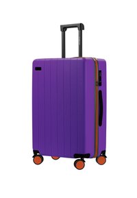 Paarse hardshell koffer met verticale ribbels, een oranje rits, een handvat aan de zijkant en vier zwarte wielen met oranje accenten.