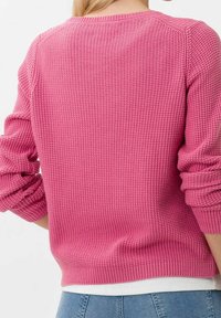Maglione rosa lavorato a maglia con un motivo testurizzato, polsini e orlo a costina. Design a girocollo, che mostra un colore solido su uno sfondo chiaro.