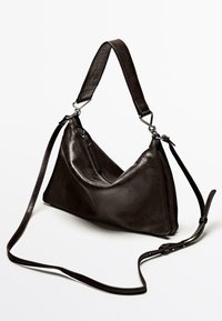 Borsa a tracolla in pelle nera con una forma triangolare unica, dotata di scomparto con zip e tracolla regolabile.