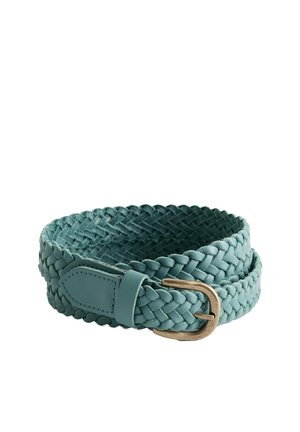 Kootud sinakashall nahast vöö kuldse tooniga metallist pandlaga, valgel taustal rullitud.