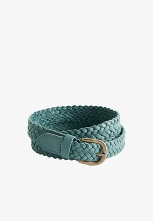 Ceinture en cuir bleu sarcelle tressée avec boucle en métal doré, enroulée sur un fond blanc.
