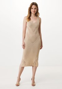 Beżowa dzianinowa sukienka midi z dekoltem w kształcie V i wzorem w zygzak, z wycięciami na dole i teksturowanym materiałem.