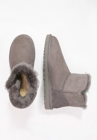 UGG MINI BAILEY BUTTON - Botines bajos - grey