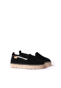 Must mustad espadrillid elastsete külgsetega, looduslik jute välistald ja nähtav õmbluse detail. Lihtne selga tõmmatav disain.
