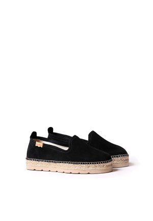 Espadrilles en suede noir avec des inserts élastiques sur les côtés, semelle extérieure en jute naturel et détails de couture visibles. Design simple à enfiler.