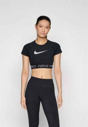 Top negru scurt cu guler rotund și mâneci scurte, cu un logo alb Nike și o bandă neagră cu "PRO" în alb, asortat cu colanți negri.
