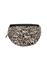 Bumbag v bež in črni živalski print, s klenjeno obliko, mehkimi materiali in nastavljivim črnim trakom.