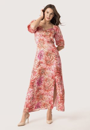 Robe maxi florale dans des teintes de rose et de corail avec des manches bouffantes, une coupe slim et une fente haute sur la cuisse. Accentuée par un tissu texturé et des motifs délicats.