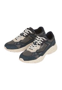 Sneaker con una toma in mesh e suede nei toni blu navy, grigio e beige. Suola spessa e maculata beige con lacci bianchi piatti e branding minimale.