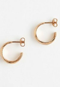 Rosaguld hoops øreringe med en buet design, der har en glat overflade og små clasp ved toppen til sikker lukning.
