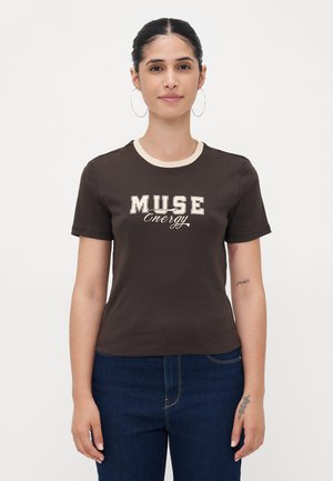 Hnědé bavlněné tričko s béžovým límcem, s grafikou "MUSE Energy" v krémovém a hnědém písmu. Krátké rukávy a vypasovaný střih.