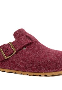 Sabot en feutre bordeaux au design structuré, comportant une boucle sur le côté et une semelle en caoutchouc naturel à finition texturée.