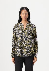 Langermet blomstrete bluse med svart bakgrunn, med gule, hvite og rosa mønstre. V-hals og glatt stofftekstur.