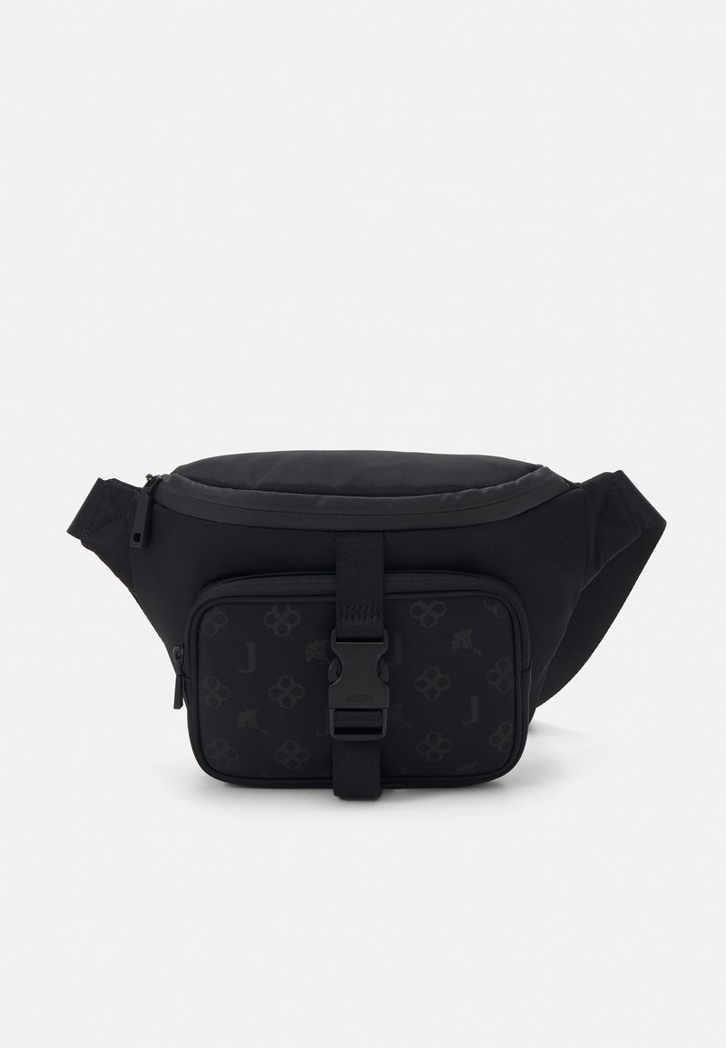 Sac à bandoulière en nylon noir avec un motif texturé arborant un logo. Fermeture zippée, bandoulière réglable et compartiment avant avec détail de boucle.