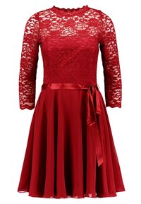 Robe rouge avec un corsage en dentelle, des manches longues, un col rond et une jupe évasée. Inclut une ceinture en satin à la taille.