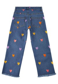 Vaqueros de mezclilla azul con bordado de corazones multicolores en rosa, naranja, amarillo y púrpura. Detalle de dobladillo deshilachado en los puños.
