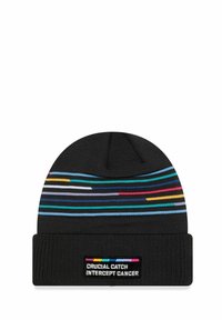Beanie nero a maglia con strisce orizzontali multicolori e risvolto, dotato di una patch che recita "CRUCIAL CATCH INTERCEPT CANCER."
