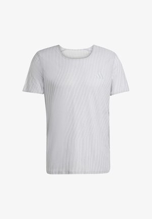 Biała koszulka z krótkim rękawem o subtelnej teksturze w paski i okrągłym dekolcie. Posiada małe logo na lewej piersi.