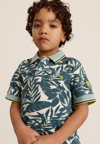 Polo shirt van katoen met een blauwgroen bladerenpatroon. Gestreepte kraag en mouwen met gele accenten. Knopsluiting bij de hals.