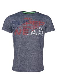 Námořnická modrá tričko vyrobené z texturované tkaniny, které má kontrastní červený a bílý grafický text „REAL SUPER DRY SPORTS WEAR“ přes přední stranu.