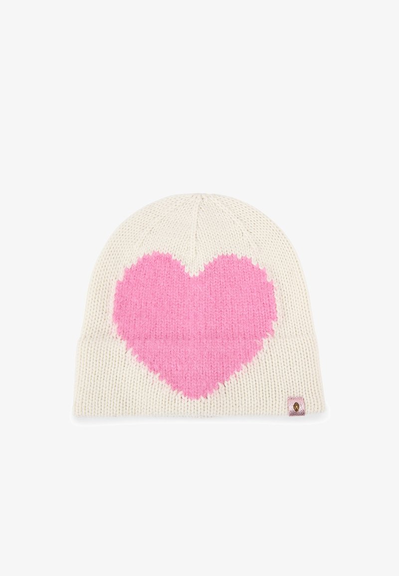 Gebreide beanie in cream met een groot roze hartontwerp. Heeft een textuurstof en een klein logo label aan de zijkant. Zachte en flexibele pasvorm.