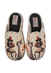 Zapatillas de casa con una tela texturizada, que presentan un diseño caprichoso de una niña y gatos a rayas sobre un fondo claro con acentos florales.