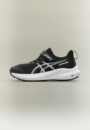 Čierno-biela bežecká obuv Asics s bielou podrážkou, zapínaním na remienok a detailom loga na boku a na remienku, zobrazená na jednofarebnom pozadí.