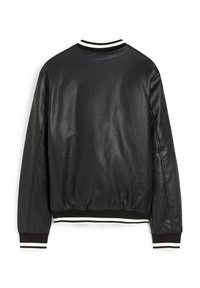 Veste bomber en cuir noir avec col, poignets et ourlet côtelés à rayures noires et blanches. Texture lisse et silhouette classique.