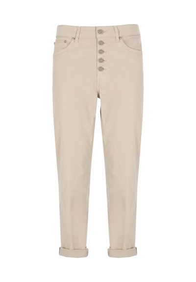 Pantaloni beige in tessuto misto cotone con vita alta, sette bottoni metallici, cinque tasche e risvolti alle caviglie.