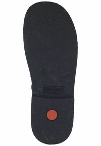 Intersuola in gomma nera con superficie testurizzata, inclusi un accento rosso tondo centrale e il logo "Kickers" embosso vicino al tallone.