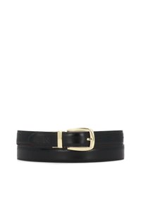 Cinturón de cuero negro con una hebilla de metal dorado brillante, con una textura suave y costuras de acento rojo sutil. Diseño clásico y versátil.
