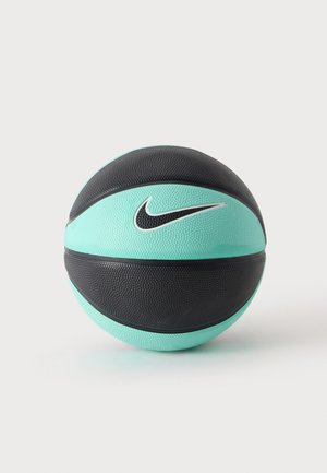 Ballon de basket Nike noir et turquoise avec surface texturée et logo centré sur un panneau turquoise sur fond blanc.
