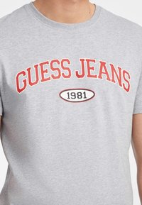 Guess Jeans Marškinėliai su spaudiniu - grau