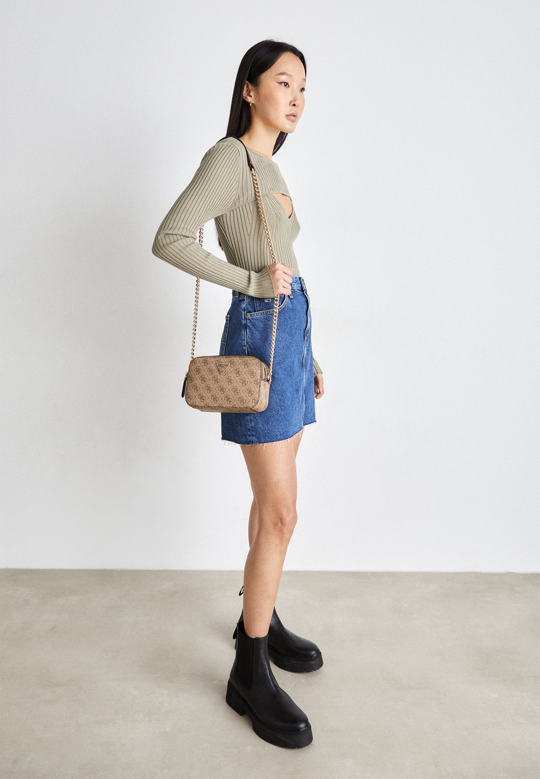 Guess NOELLE CROSSBODY CAMERA - Geantă crossbody - latte/brown