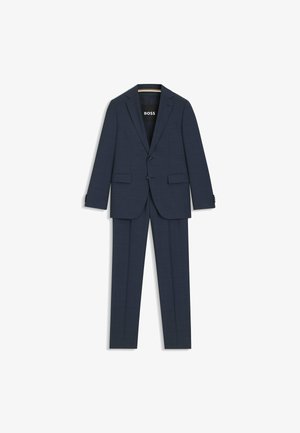 Un costume bleu marine composé d'une veste à simple boutonnage avec deux boutons, d'un pantalon assorti et d'un motif de texture subtil. Logo de la marque visible à l'intérieur de la veste.