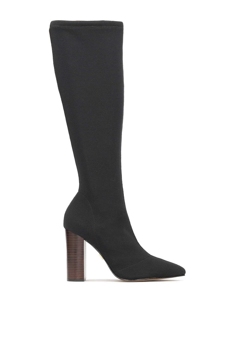 Botte noire en tricot montant jusqu'au genou avec un bout pointu et un talon bloc en bois épais. Présente une texture côtelée et un design sans coutures.