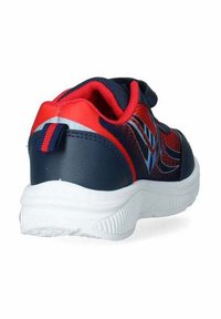 Sneaker per bambini con una tomaia in rete blu e rossa, suola in gomma bianca, strap in Velcro e dettagli decorativi sui lati.