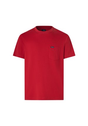 Czerwona bawełniana koszulka z klasycznym okrągłym dekoltem, krótkimi rękawami i kieszonką po lewej stronie na piersi z delikatnym detalem szwów.