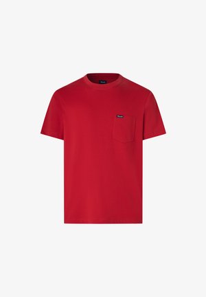 Camiseta de algodón roja con cuello redondo clásico, mangas cortas y un bolsillo en el lado izquierdo del pecho con un sutil detalle de costura.