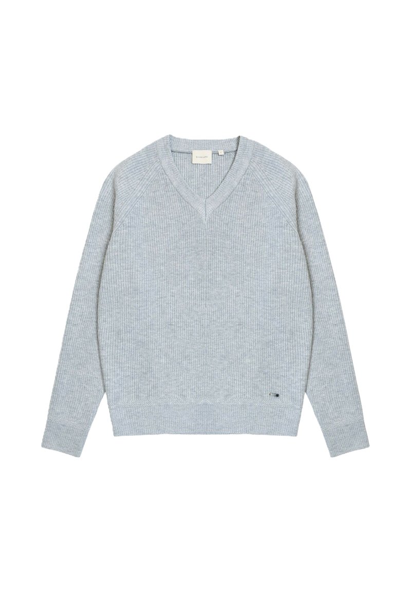 Maglione grigio chiaro lavorato a maglia con scollo a V, trama a coste e maniche lunghe a raglan. Presenta una piccola toppa con il logo all'orlo.